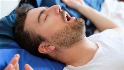 هل يمكن أن يكون الشخير أثناء النوم علامة تحذيرية لقصور القلب؟ طبيبة توضح