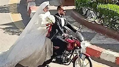 مش مألوفة في الصعيد.. شاب يزف عروسته على موتوسيكل بقنا | صور وفيديو