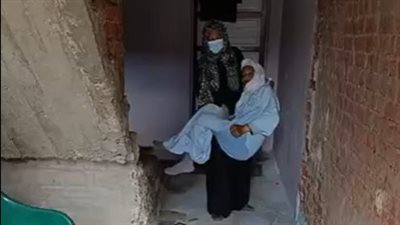 مسن مصاب بشلل رباعي تحمله زوجته منذ 6 سنوات: عمرها ما زهقت مني.. ونفسي تتكرم | بث مياشر