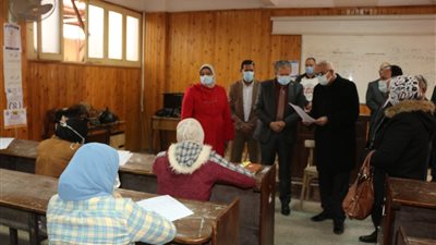 رئيس جامعة المنصورة يتفقد امتحانات الفصل الدراسي الأول