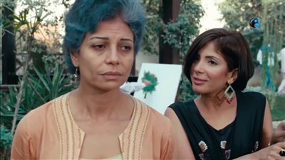 محترمة وموهوبة.. سوسن بدر تدعم منى زكي بأزمة فيلم أصحاب ولا أعز