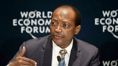 قبل مواجهة مصر وكوت ديفوار.. رئيس كاف يزور الحكام ويؤكد دعمهم