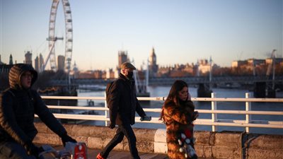 ارتفاع جديد في إصابات فيروس كورونا ببريطانيا بسبب انتشار متحور أوميكرون 