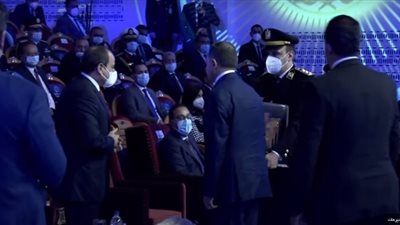 وزير الداخلية يهدي السيسي درعًا تذكارية خلال الاحتفال بعيد الشرطة