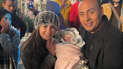 تعرف على السبب وراء ظهور طفلة مع نجوم فيلم شمس | صور