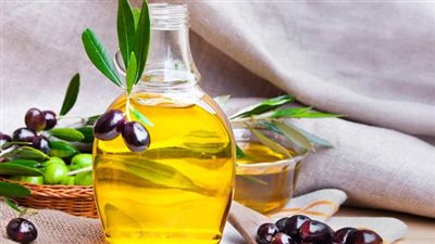 أي نوع من زيت الزيتون يستخدم للشعر.. الفاتح أم الغامق؟