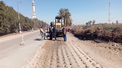 ضمن حياة كريمة.. بدء رصف الطريق الزراعي الغربي بديرمواس في المنيا