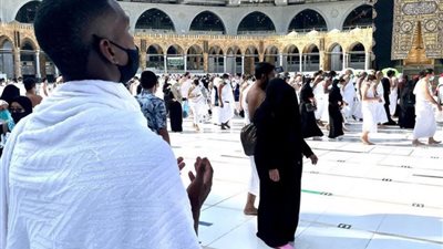 بول بوجبا يحذف صورته أثناء أداء العمرة بعد تعرضه للإساءة الدينية