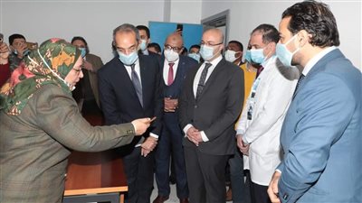 وزير الاتصالات ومحافظ بني سويف يتفقدان وحدة التشخيص عن بعد بالمستشفى التخصصي