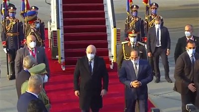 السيسي يستقبل نظيره الرئيس الجزائري عبد المجيد تبون في مطار القاهرة | بث مباشر