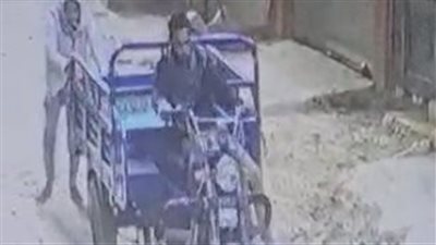 بأسلوب المغافلة.. لصان يسرقان تروسيكل من أحد الشوارع بالمرج | فيديو