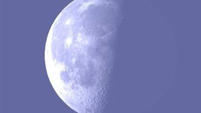 بعد منتصف الليل.. القمر يشرق في طور التربيع الأخير