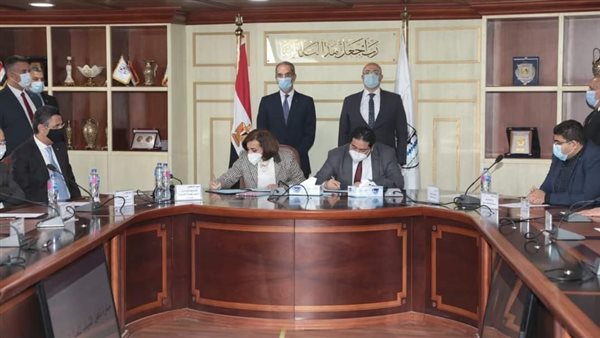 محافظ بني سويف ووزير