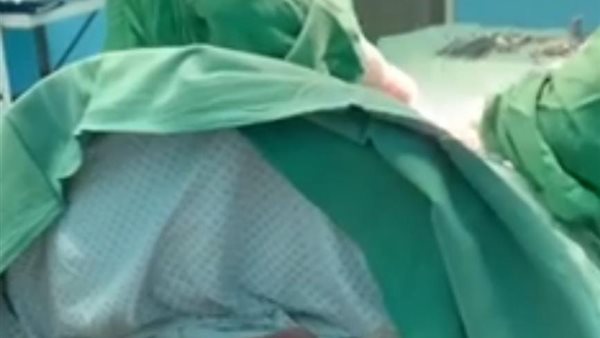 سيدة تغني خلال الولادة