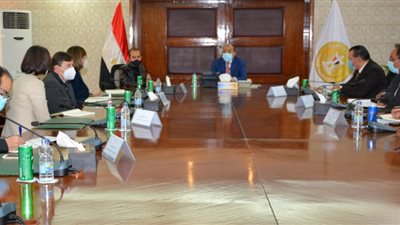 وزير التنمية المحلية يبحث مع وفد الأمم المتحدة في مصر التعاون في برنامج تطوير الريف المصري حياة كريمة