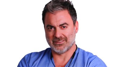 الطبيب اللبناني صاحب فيديو أغنية فيروز: بحب أغني وقت الولادة عشان أخفف توتر المريضة