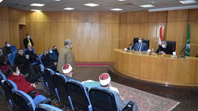 محافظ المنيا يجتمع بـ المجلس الإقليمي للسكان لاستعراض خطة مواجهة الزيادة السكانية