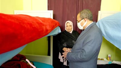 رئيس جامعة سوهاج ‏يطمئن على الحالة الصحية لطالبة مغتربة أجرت عملية جراحية | صور