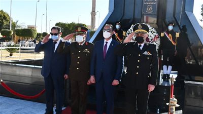 محافظ الفيوم يضع إكليلًا من الزهور على النصب التذكاري لشهداء الشرطة | صور