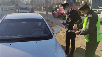 رجال الشرطة توزع الورود والحلوى على المواطنين في الغربية 
