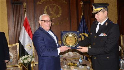 محافظ بورسعيد يكرم عددًا من رجال الشرطة في الذكرى الـ 70 لعيدهم | صور