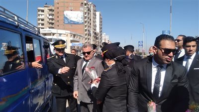 بمناسبة عيد الشرطة الـ 70.. مديرية أمن سوهاج توزع الورود والحلوى على المواطنين| صور