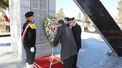 محافظ المنوفية ومدير الأمن يضعان إكليلا من الزهور على نصب شهداء الشرطة | صور