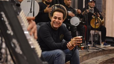 بعد تأجليها.. حكيم يشوق جمهوره لأغنيته كله راح قبل طرحها | فيديو