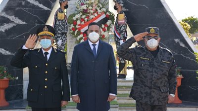 محافظ الدقهلية ومدير الأمن يضعان إكليلا من الزهور على النصب التذكاري للشهداء │ صور