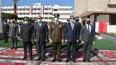 محافظ القليوبية يضع إكليلا من الزهور على قبر الجندي المجهول | صور 