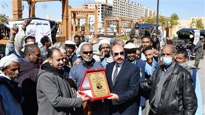 على أنغام المزمار البلدي.. نقابة سائقي الحنطور تهدي درع النقابة لمحافظ أسوان