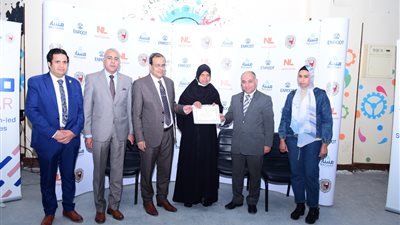 رئيس جامعة سوهاج يكرم الحاجة جميلة صاحبة مشروع منتجات الخوص