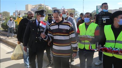 احتفالات عيد الشرطة.. أمن كفر الشيخ يوزع الحلوى والورود على المواطنين والمارة بالشوارع