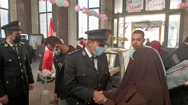 توزيع الورود على