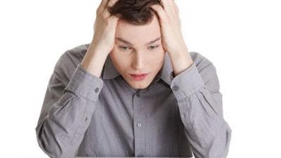 أسباب الإفراط في القلق الوظيفي وتأثيره على أداء العمل