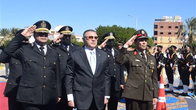 محافظ البحر الأحمر ومدير الأمن يضعان إكليل الزهور على النصب التذكاري لشهداء الشرطة | صور