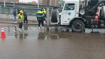 القابضة للمياه تتابع جهود الشركات التابعة للتعامل مع مياه الأمطار