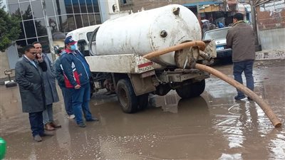 المنوفية تدفع بمعداتها لرفع آثار مياه الأمطار من الشوارع | صور 