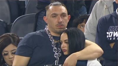 فتاة تكتشف خيانة حبيبها على الهواء أثناء مواساته لصديقته بمباراة دالاس كاوبويز | فيديوجراف