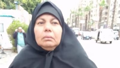 بجوارب ومناديل.. سيدتان تكافحان لكسب الرزق بشوارع الجيزة وإحداهما: نفسي أسدد ديوني | لايف