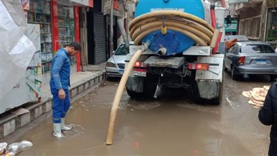 سحب وشفط مياه الأمطار.. غرفة عمليات لمواجهة موجه الطقس السيئ بالفيوم | صور