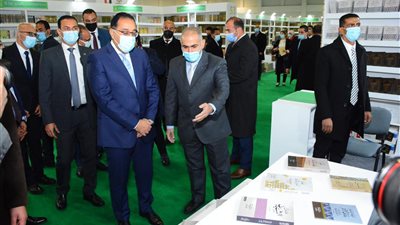 رئيس الوزراء يتفقد جناح دار الإفتاء بـ معرض القاهرة الدولي للكتاب 