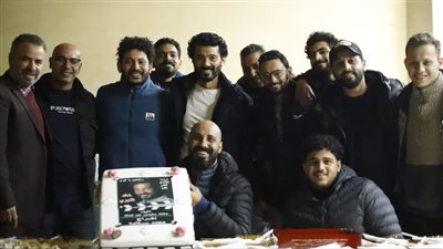 خالد النبوي يحتفل مع طاقم عمل راجعين يا هوا ببدء تصوير المسلسل