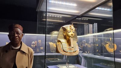 وزير السياحة النيجيري يزور متحف التحرير ويلتقط صورًا تذكارية بجوار قناع توت عنخ آمون