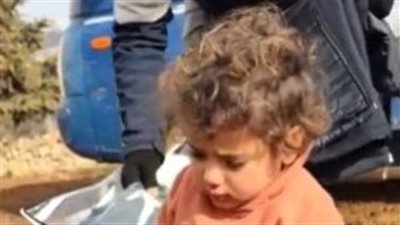في مشهد مؤلم.. طفلة سورية ترتعش من البرد القارس في مخيم النازحين | فيديوجراف