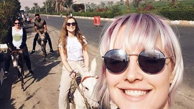 أهالي الأقصر ركبوا السياح حمير والرحلة بـ200 جنيه.. صورة تثير السخرية ومصدر بالآثار: مش مخالفين