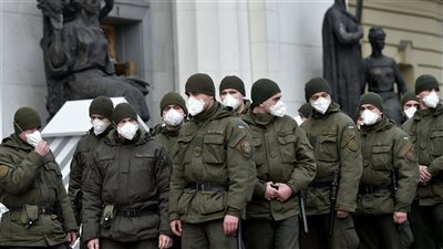 جندي يقتل 5 من زملائه ويلوذ بالفرار في أوكرانيا