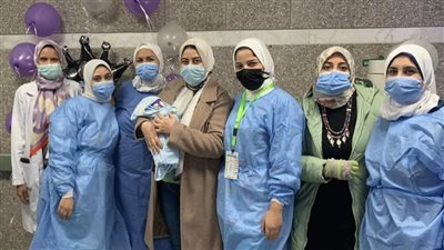 بعد 48 يومًا.. حضانة مستشفى النساء ببورسعيد تحتفل بتعافي طفلين توأم مبتسرين | صور 