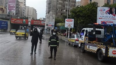 رجال الشرطة يساعدون المواطنين لمواجهة موجة الطقس السيئ بالمحافظات | فيديو وصور