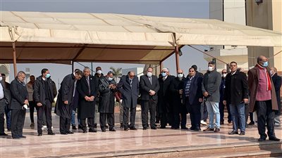 استعدادًا لتشييع جثمان ياسر رزق.. توافد المشيعين على مسجد المشير 